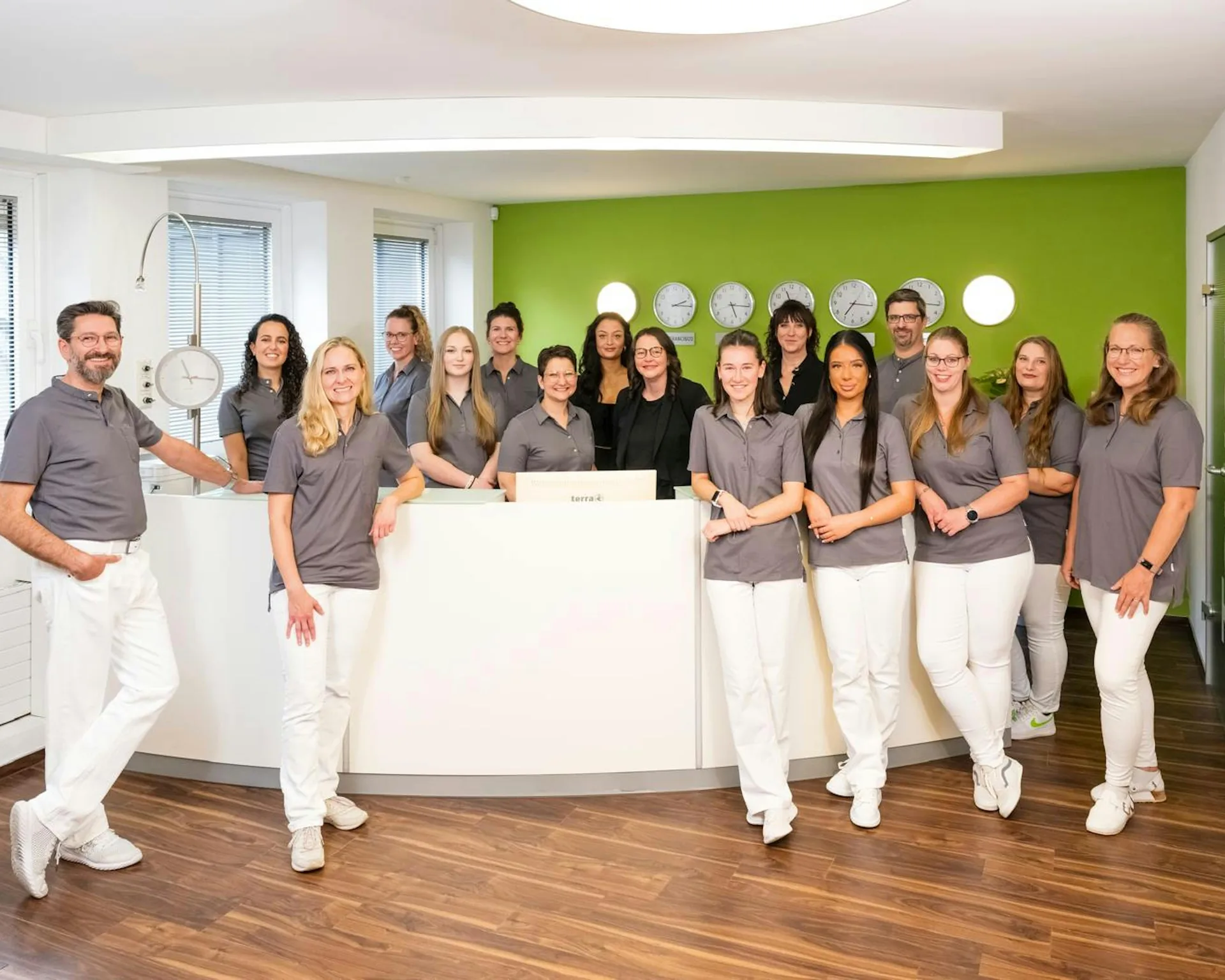 Team am Empfang der Praxis